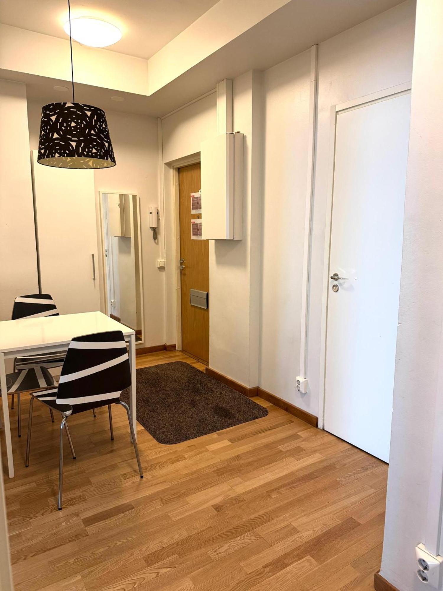 Kotimaailma Apartments Kamppi - 2Br In The City Center With Code Lock Helsínquia Exterior foto